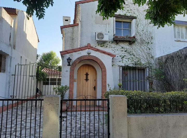 Casa · 180m² · 4 Ambientes · 3 Cocheras