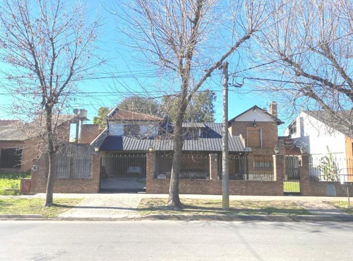 Casa · 250m² · 7 Ambientes · 3 Cocheras