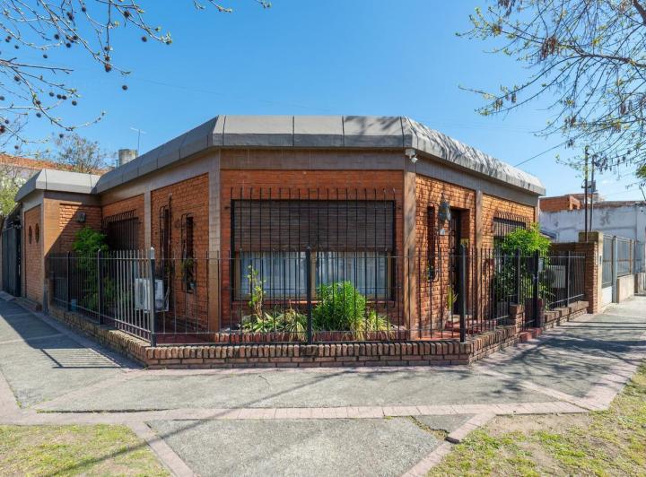 Casa · 80m² · 4 Ambientes · 3 Cocheras