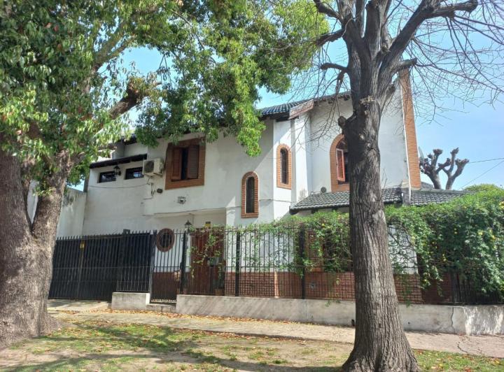 Casa · 166m² · 4 Ambientes · 2 Cocheras