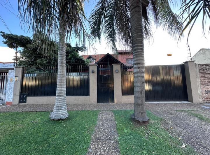 Casa · 220m² · 6 Ambientes · 4 Cocheras