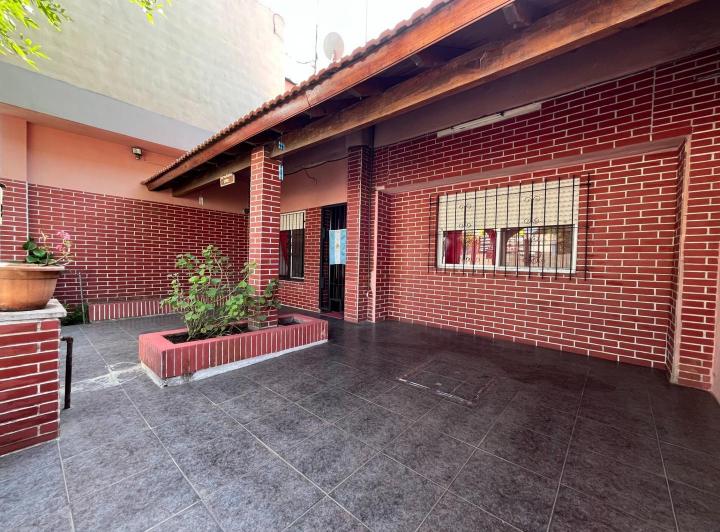 Casa · 130m² · 5 Ambientes · 2 Cocheras