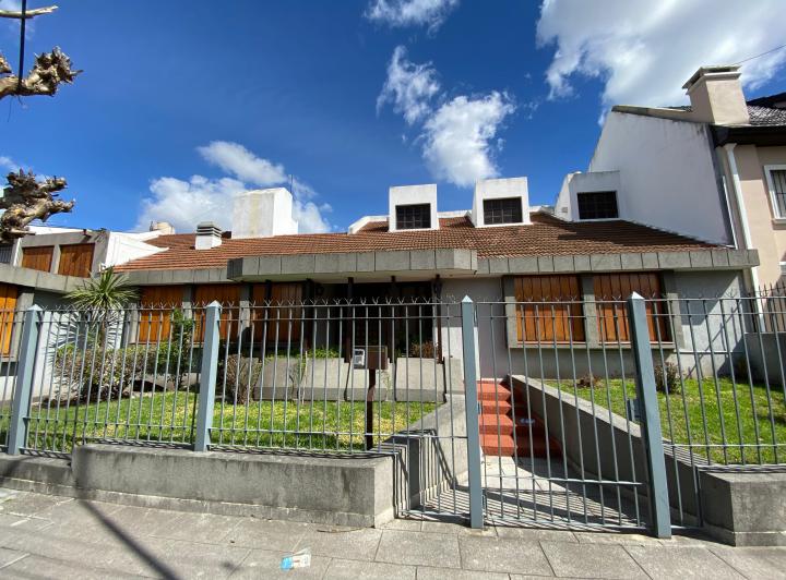 Casa · 344m² · 6 Ambientes · 2 Cocheras