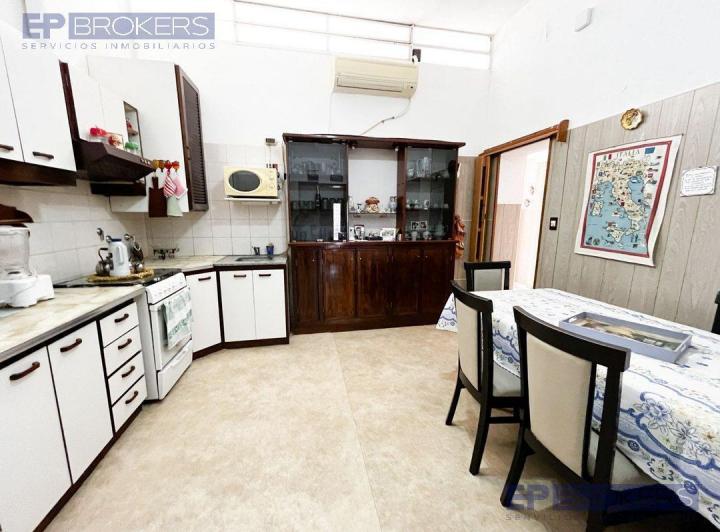 Casa · 210m² · 6 Ambientes · 2 Cocheras