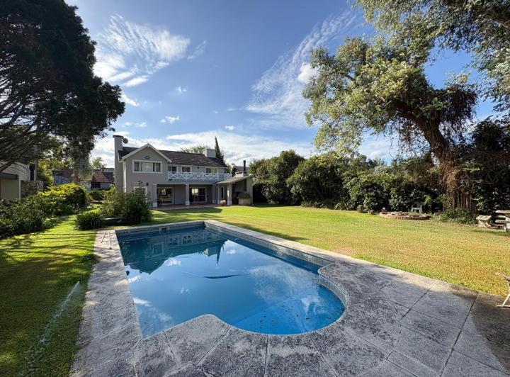 Casa · 230m² · 6 Ambientes · 1 Cochera