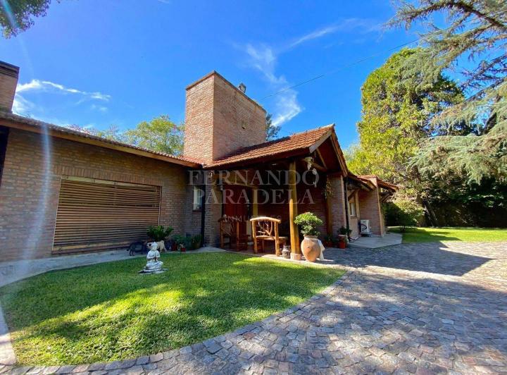 Casa · 350m² · 5 Ambientes · 2 Cocheras