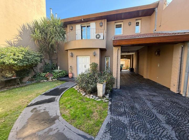 Casa · 366m² · 6 Ambientes · 3 Cocheras