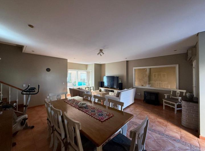 Casa · 200m² · 6 Ambientes · 3 Cocheras