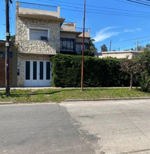 Casa · 200m² · 4 Ambientes · 1 Cochera