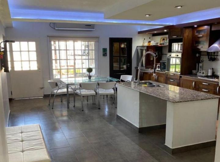 Casa · 175m² · 5 Ambientes · 2 Cocheras