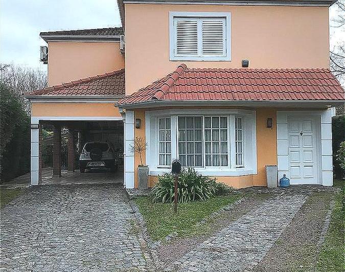 Casa · 200m² · 5 Ambientes · 2 Cocheras