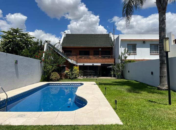 Casa · 300m² · 5 Ambientes · 2 Cocheras