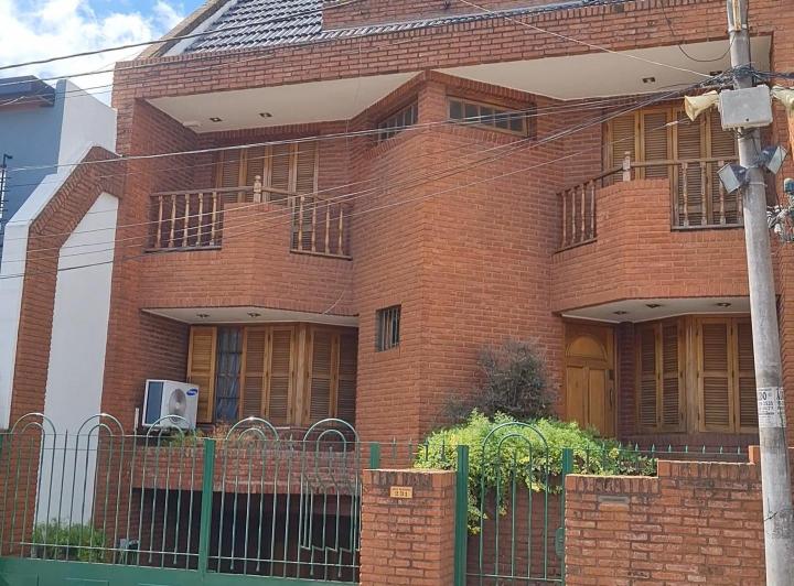 Casa · 480m² · 6 Ambientes · 4 Cocheras