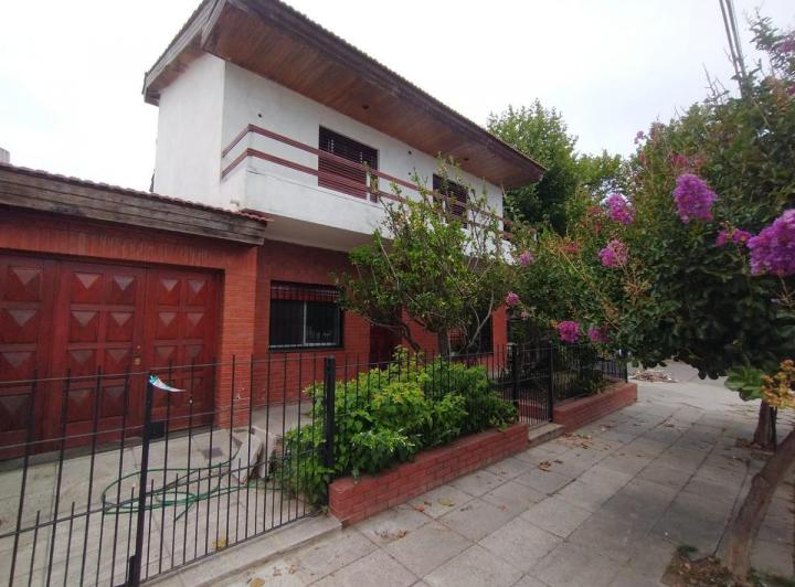 Casa · 300m² · 5 Ambientes · 1 Cochera