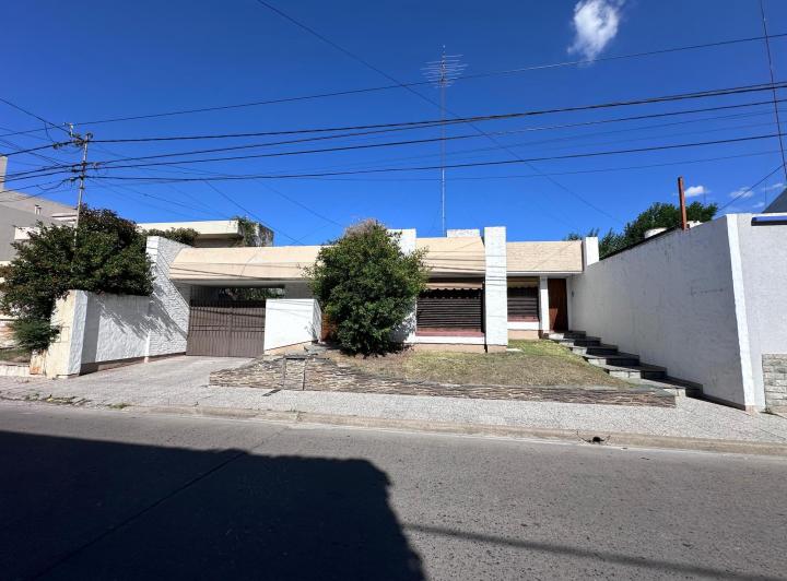 Casa · 308m² · 3 Dormitorios · 4 Cocheras