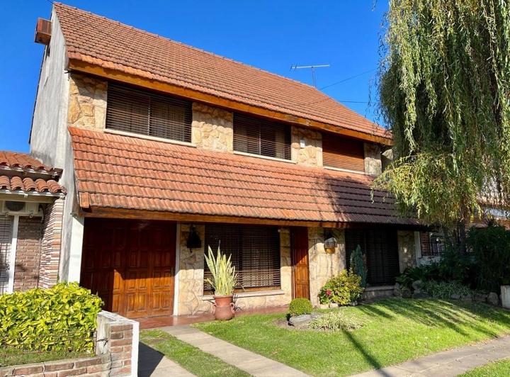 Casa · 218m² · 4 Ambientes · 1 Cochera
