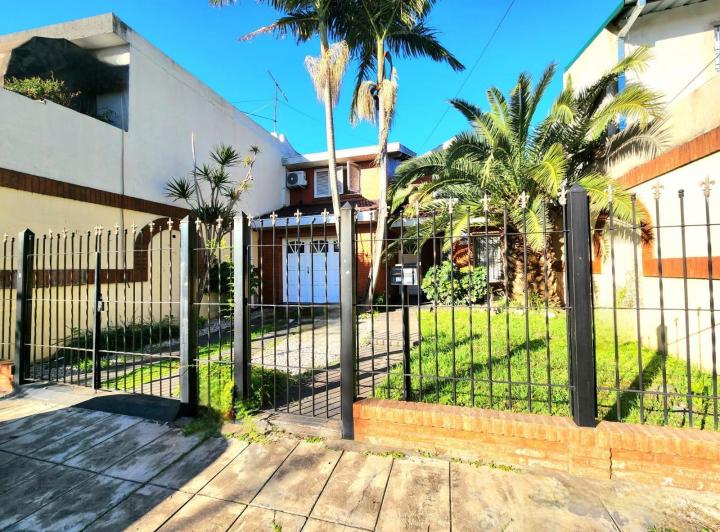 Casa · 230m² · 5 Ambientes · 2 Cocheras