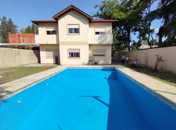 Casa · 217m² · 5 Ambientes · 5 Cocheras