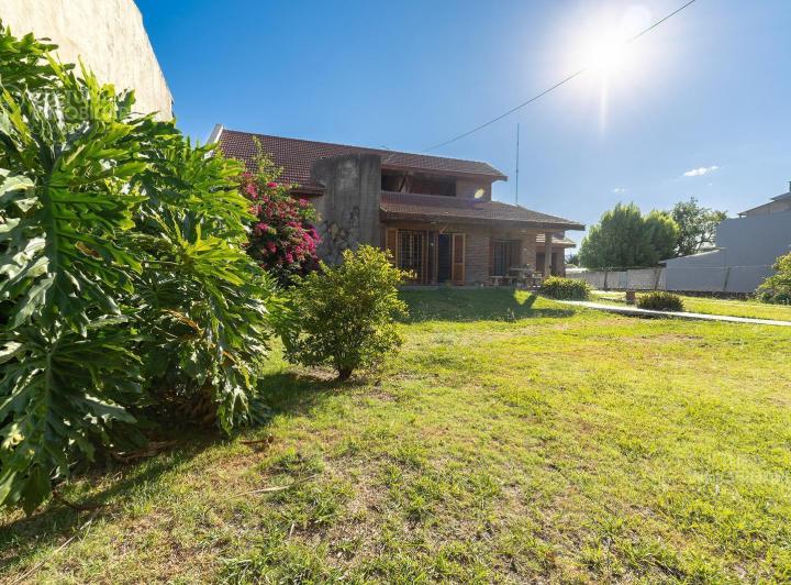 Casa · 402m² · 6 Ambientes · 4 Cocheras