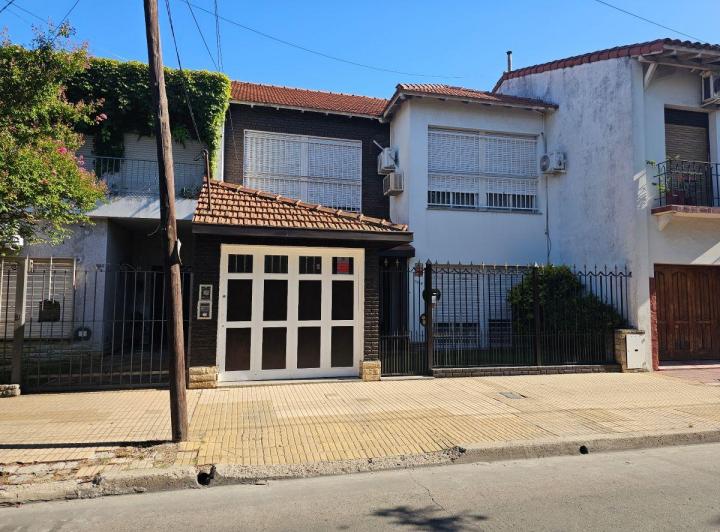 Casa · 220m² · 5 Ambientes · 1 Cochera