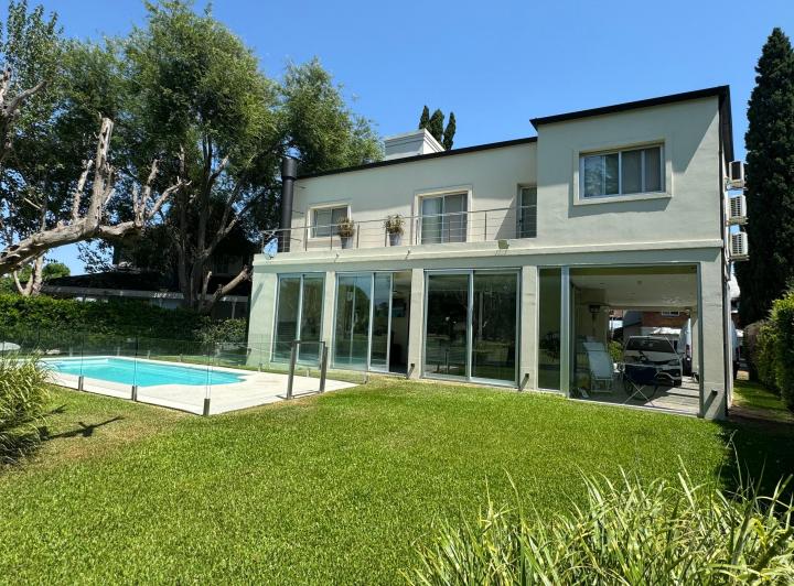 Casa · 202m² · 5 Ambientes · 1 Cochera