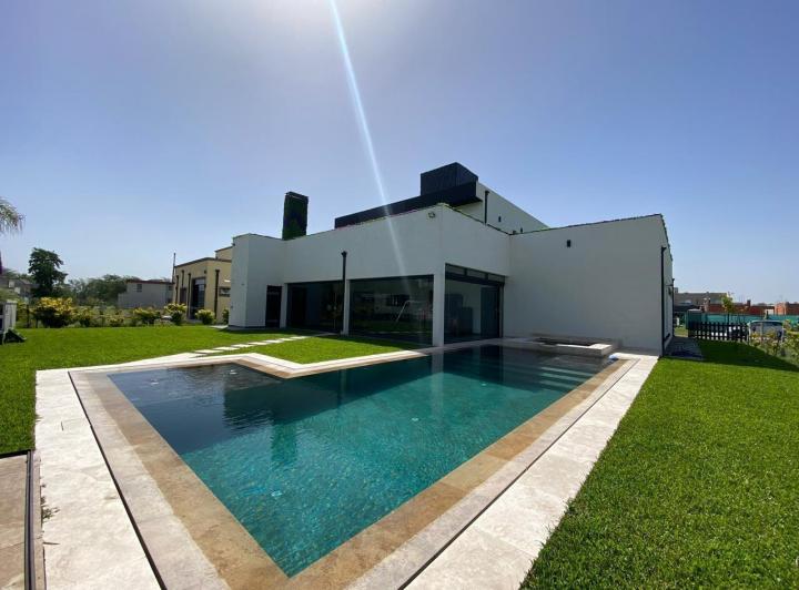 Casa · 400m² · 3 Dormitorios · 2 Cocheras