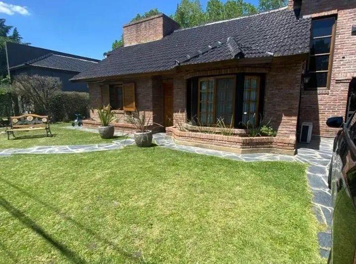 Casa · 210m² · 6 Ambientes · 1 Cochera
