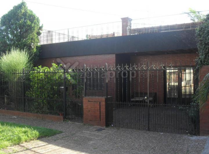 Casa · 140m² · 5 Dormitorios · 3 Cocheras