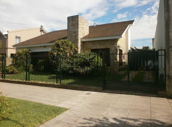 Casa · 180m² · 6 Ambientes · 1 Cochera