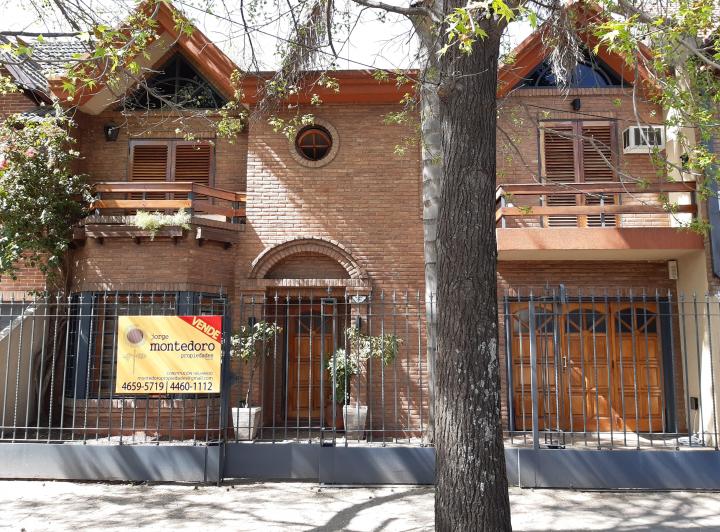 Casa · 165m² · 5 Ambientes · 2 Cocheras