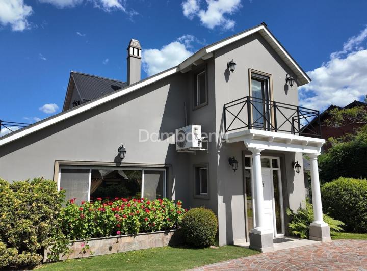 Casa · 234m² · 5 Ambientes · 1 Cochera
