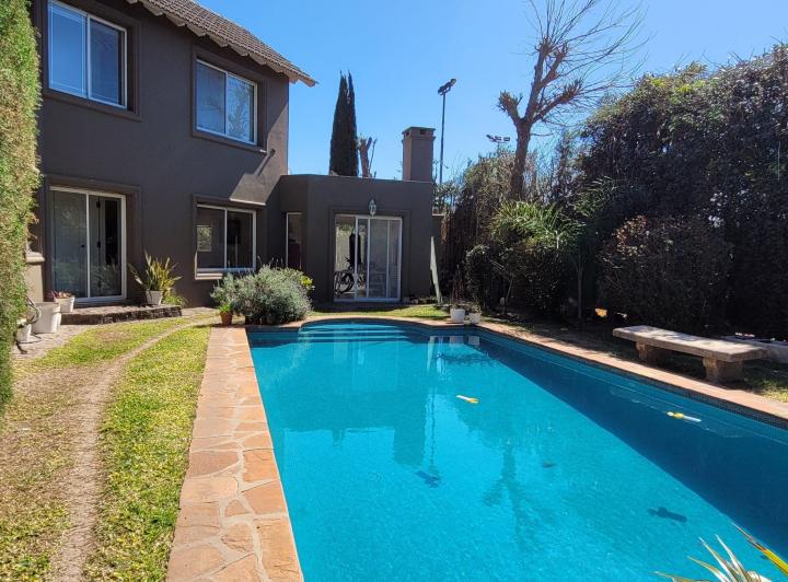 Casa · 180m² · 5 Ambientes · 3 Cocheras