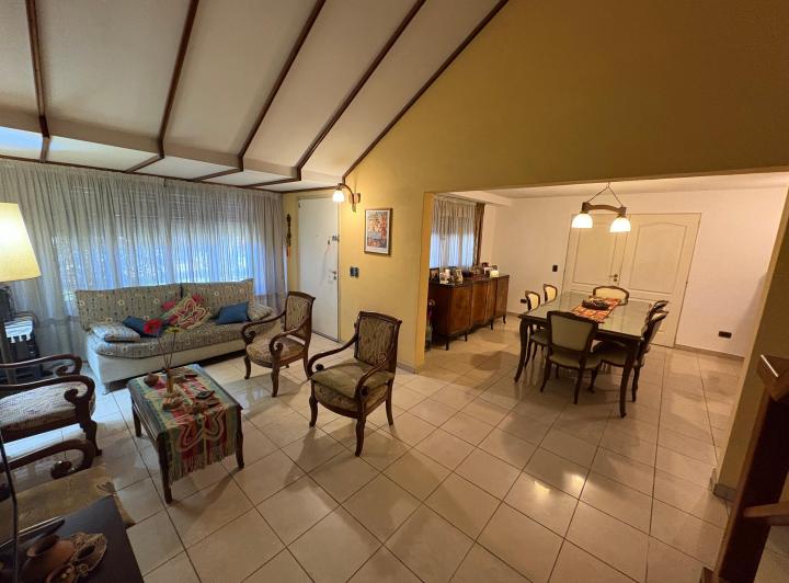 Casa · 230m² · 5 Ambientes · 1 Cochera