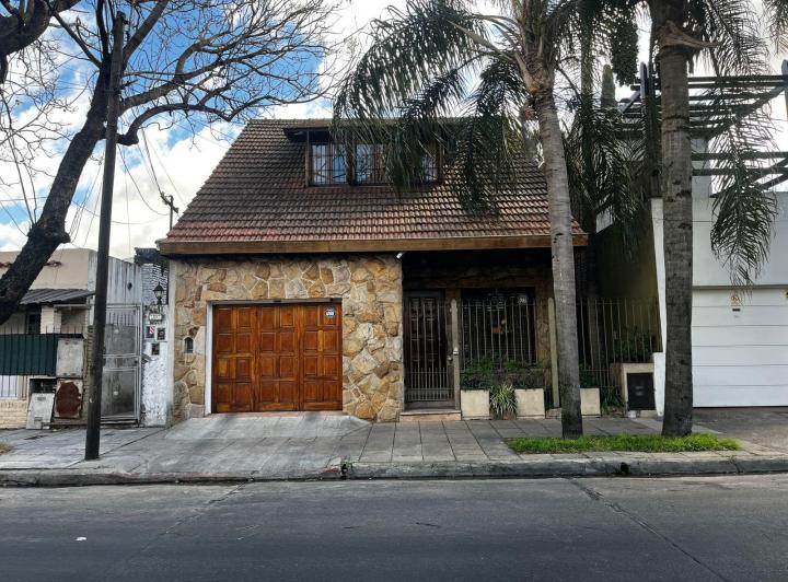 Casa · 200m² · 5 Ambientes · 1 Cochera