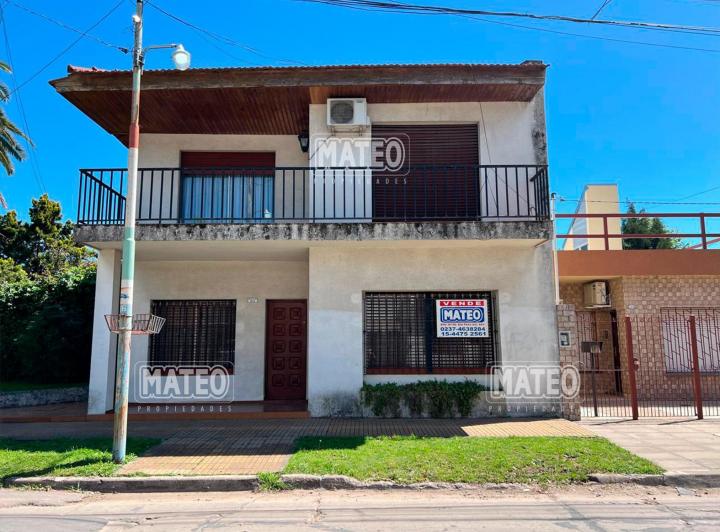 Casa · 250m² · 5 Ambientes · 2 Cocheras