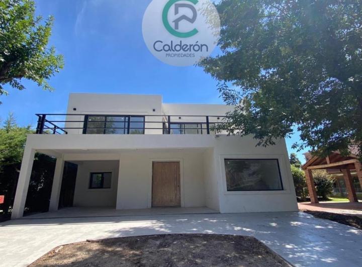 Casa · 220m² · 4 Ambientes · 1 Cochera