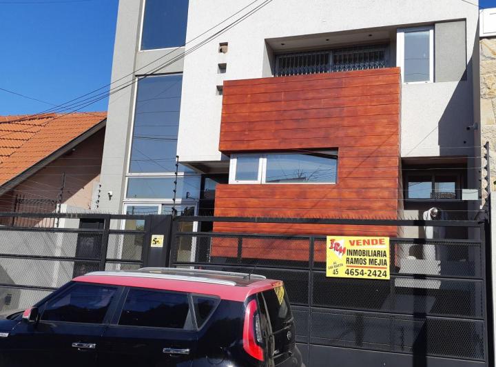 Casa · 300m² · 5 Ambientes · 2 Cocheras