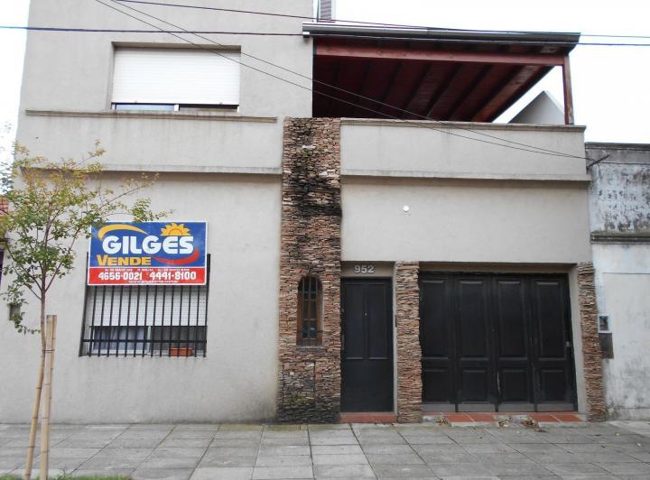 Casa · 210m² · 4 Ambientes · 1 Cochera