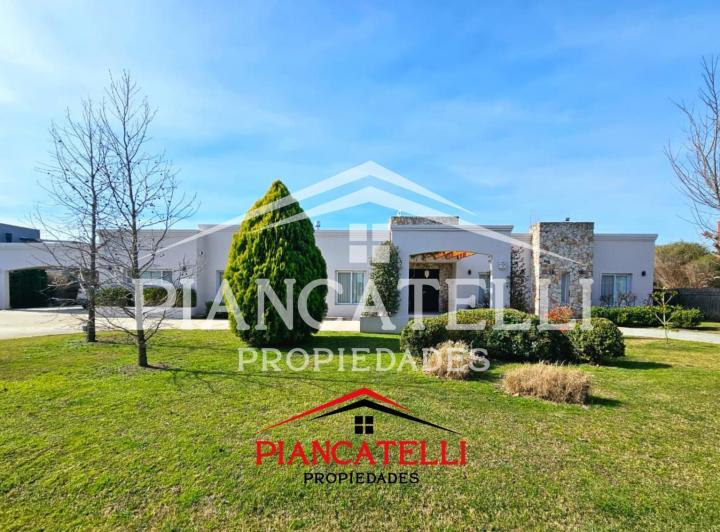 Casa · 225m² · 5 Ambientes · 2 Cocheras