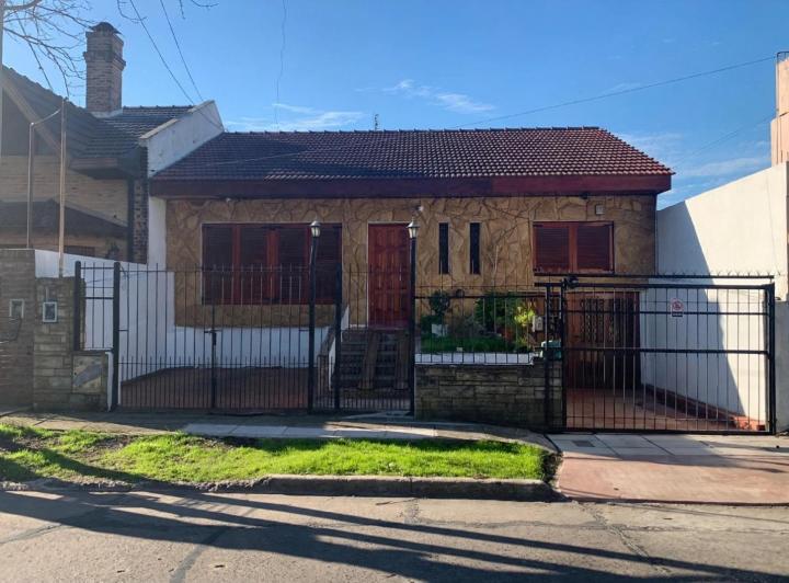 Casa · 122m² · 4 Ambientes · 3 Cocheras