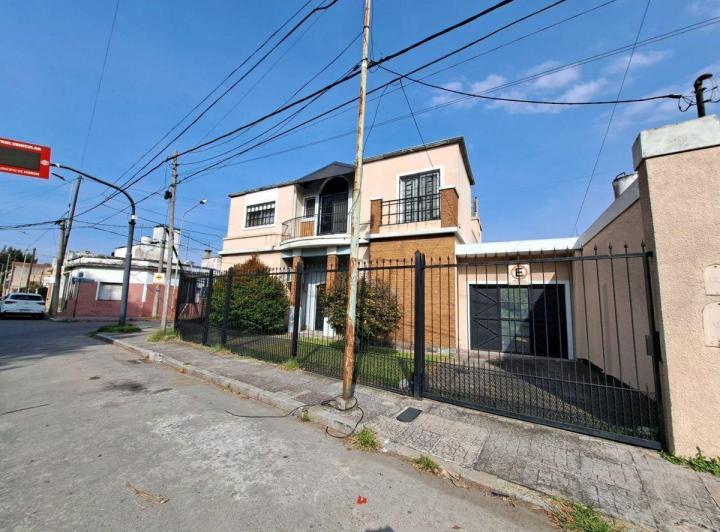 Casa · 225m² · 5 Ambientes · 3 Cocheras