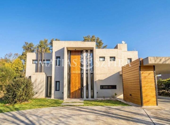Casa · 213m² · 4 Ambientes · 2 Cocheras