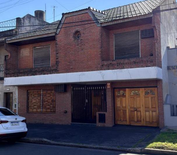 Casa · 330m² · 6 Ambientes · 1 Cochera