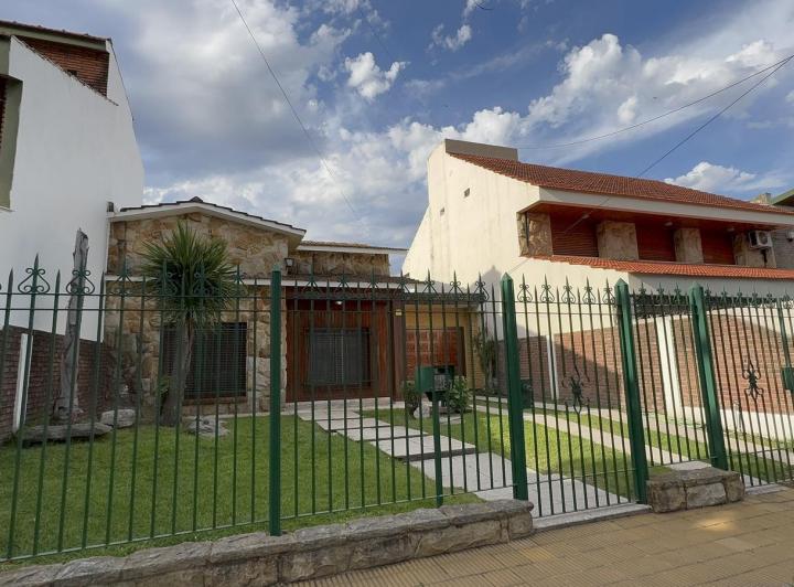 Casa · 137m² · 5 Ambientes · 4 Cocheras