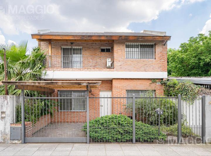 Casa · 180m² · 4 Ambientes · 1 Cochera