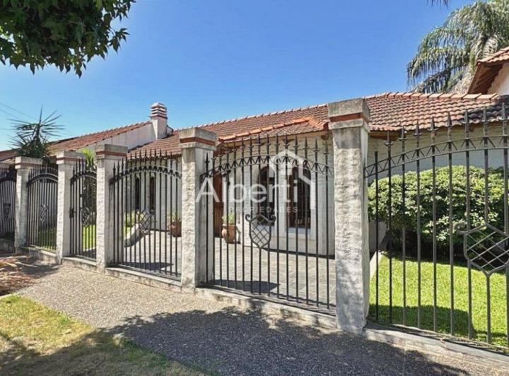Casa · 216m² · 5 Ambientes · 2 Cocheras