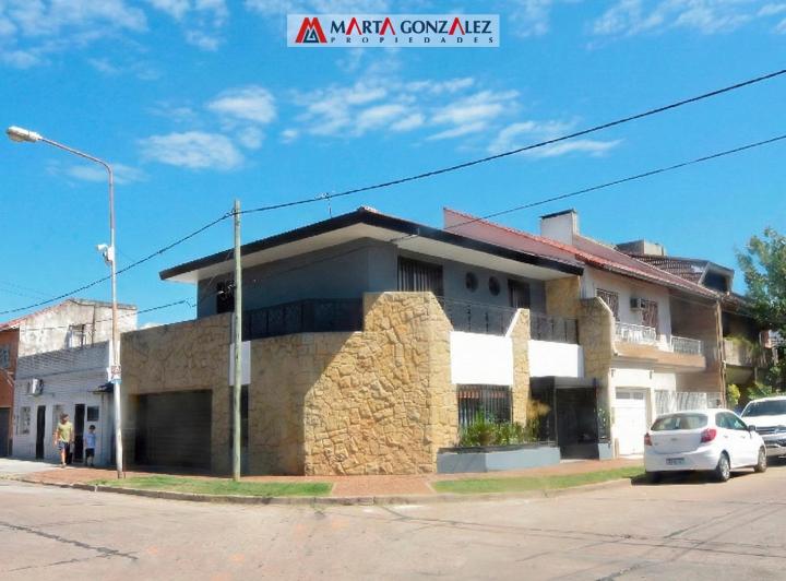 Casa · 140m² · 4 Ambientes · 2 Cocheras