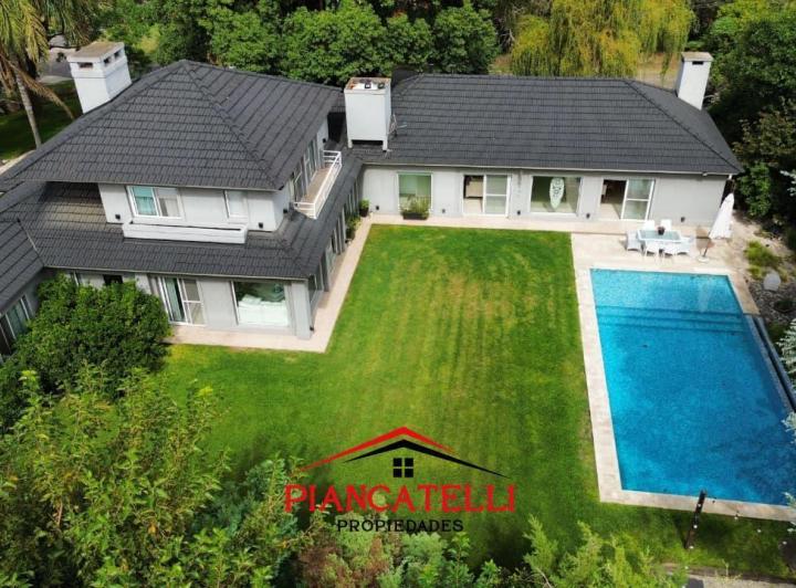 Casa · 1500m² · 6 Ambientes · 8 Cocheras