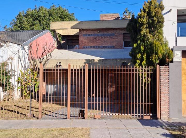 Casa · 200m² · 4 Ambientes · 2 Cocheras