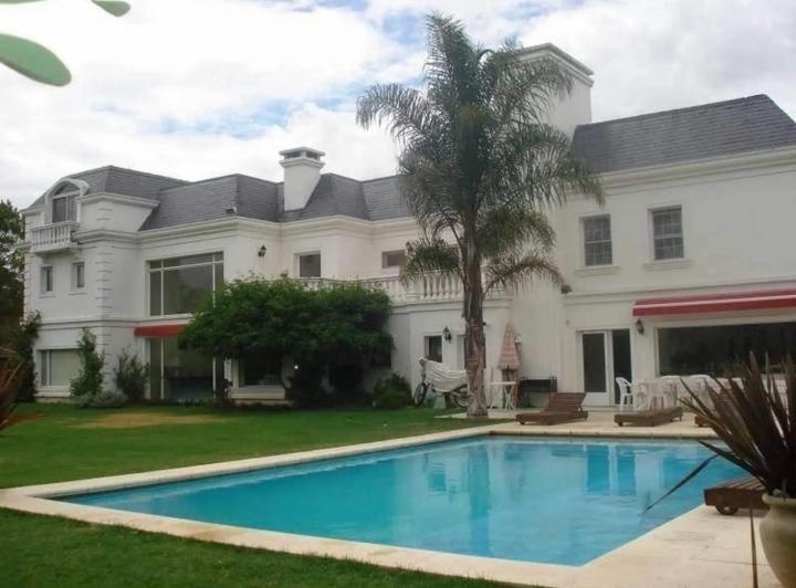 Casa · 650m² · 7 Ambientes · 3 Cocheras